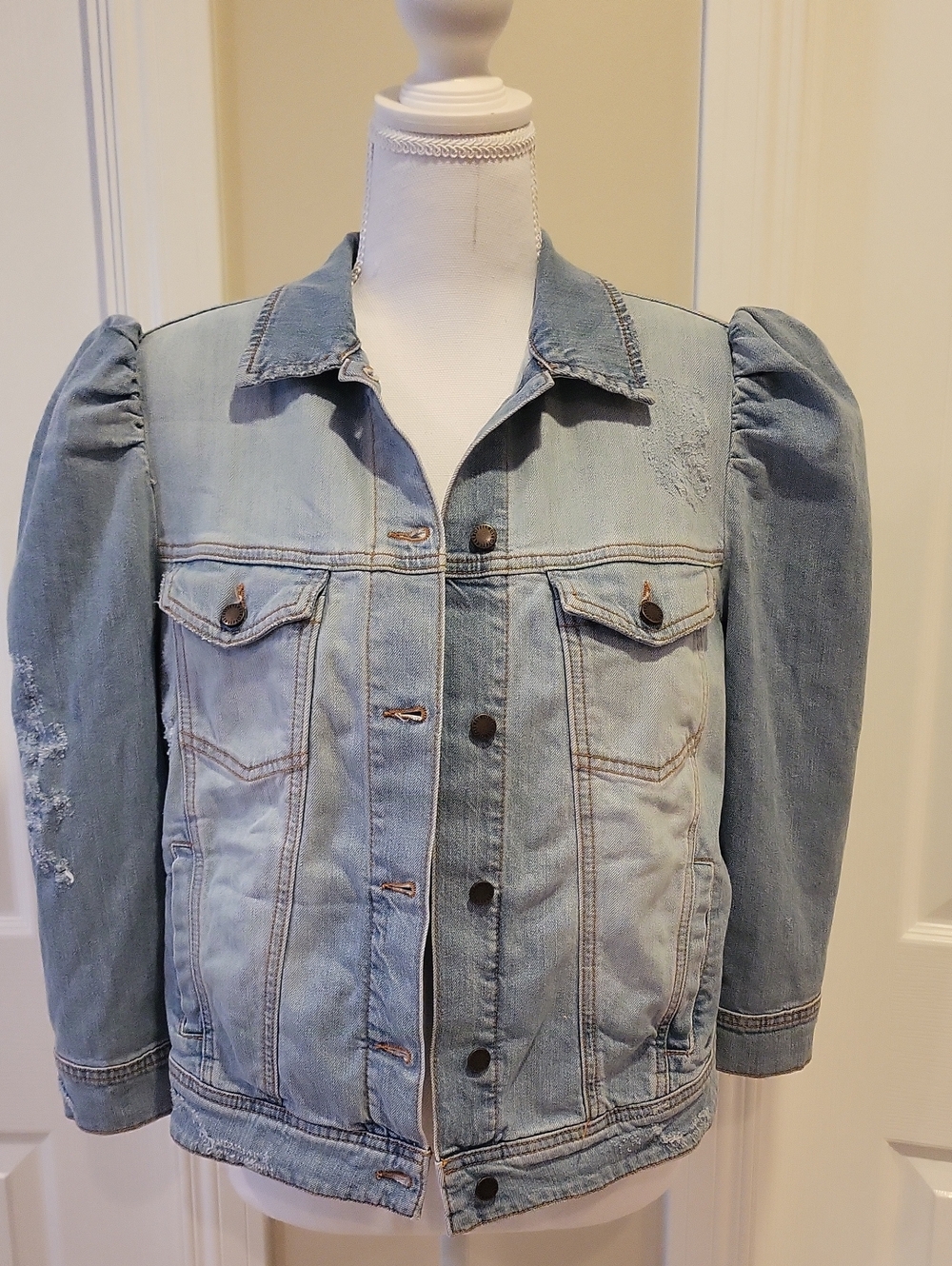 Retrofěte, Light Blue Denim Jacket with Puff Sleeves